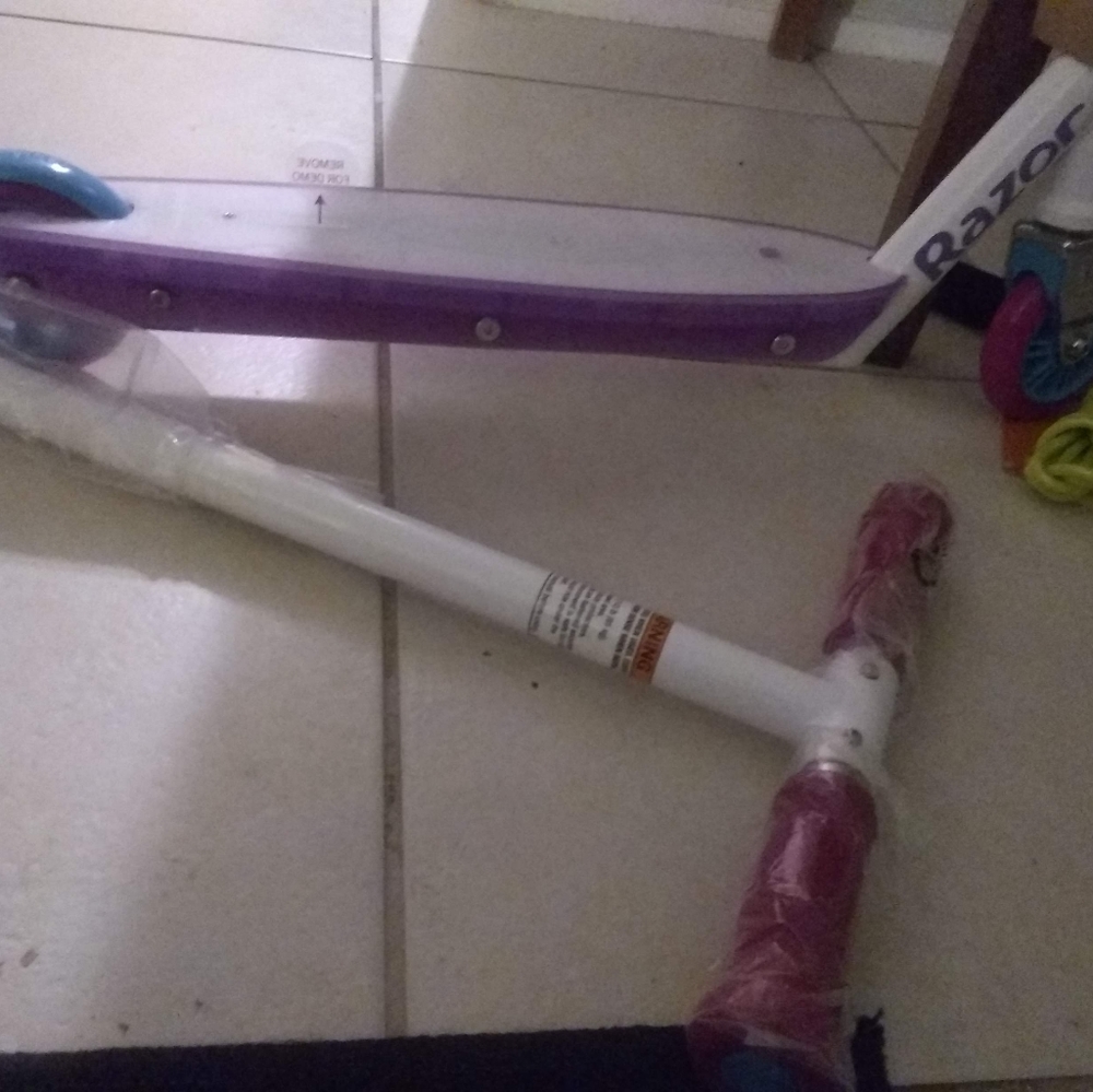 New unused Authentic Razor Scooter. - Picture 2 of 2